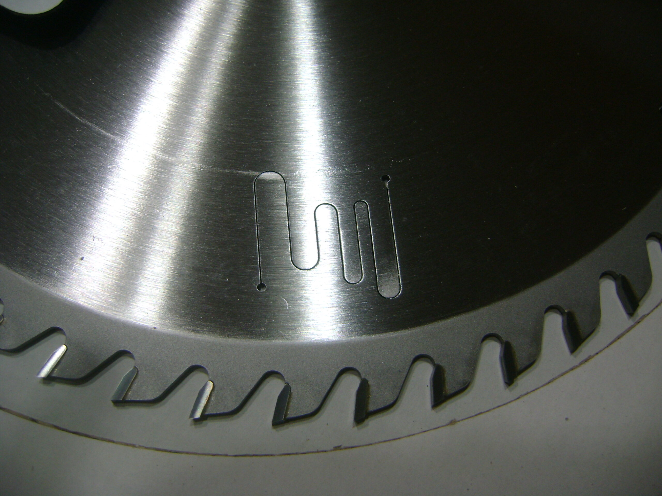 Sierra industrial para madera 300mm x 30 x Z96 Melamina - Imagen 3